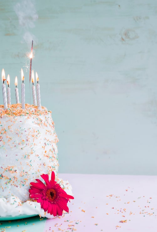 Zdarma Fotografie narozeninový dort před akvarelovým pozadím