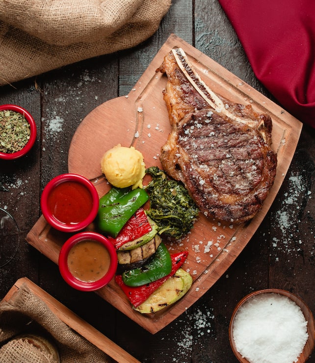 Zdarma Fotografie pečený hovězí steak s výběrem omáček 1