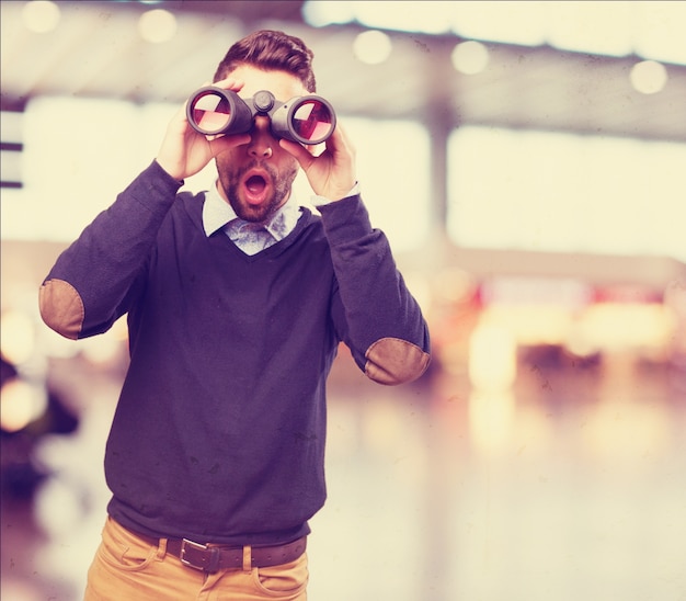 Zdarma Fotografie překvapený muž se dívá dalekohledem