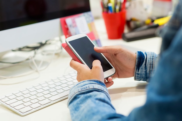 Zdarma Fotografie ruce procházejí telefon