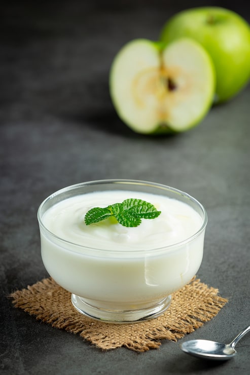 Zdarma Fotografie sklenice zeleného jablečného zdravého smoothie vedle čerstvých zelených jablek