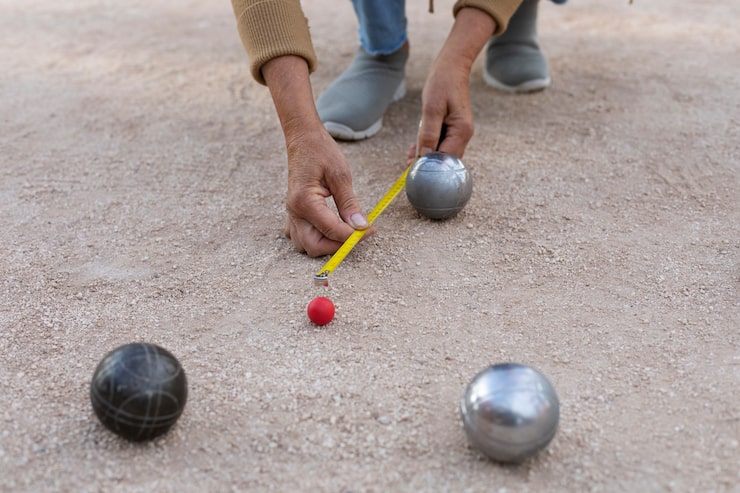 Zdarma Fotografie starší přátelé hrají pétanque