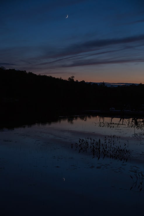 Foto grátis a lua refletida no lago