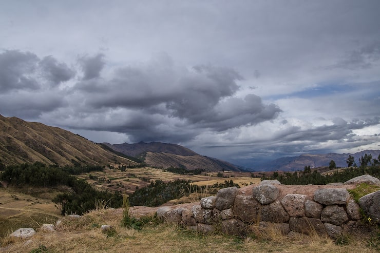 Foto grátis bela vista dos campos nas montanhas sob o céu nublado capturada em cusco, peru