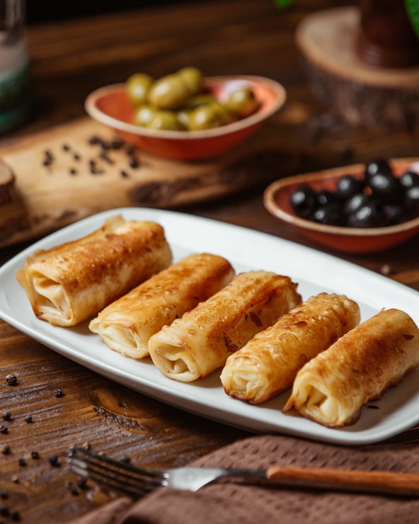 Foto grátis envoltórios de carne frita como acompanhamento para jantar com azeitonas