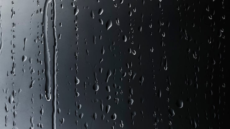 Foto grátis gotas de chuva em fundo preto de vidro
