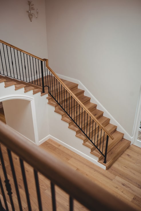 Foto grátis interior da casa com piso de madeira e escada