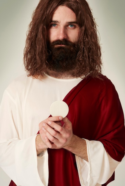 Foto grátis jesus com o objeto sagrado que é hóstia