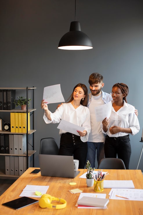 Foto grátis jovens trabalhando juntos em uma empresa iniciante