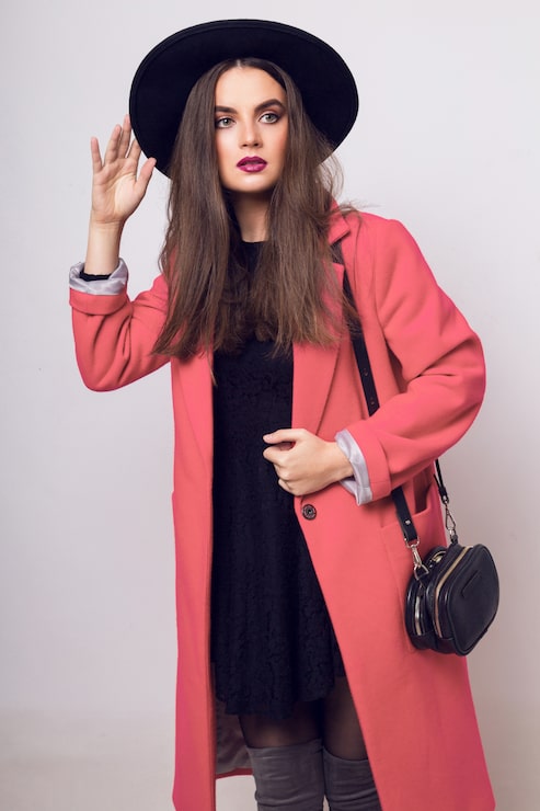 Foto grátis mulher de moda com casaco rosa e chapéu preto posando
