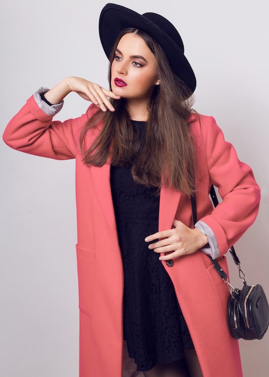 Foto grátis mulher de moda com casaco rosa e chapéu preto posando