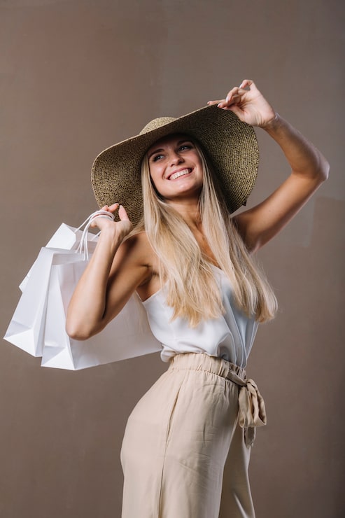 Foto grátis mulher jovem e bonita segurando sacolas de compras