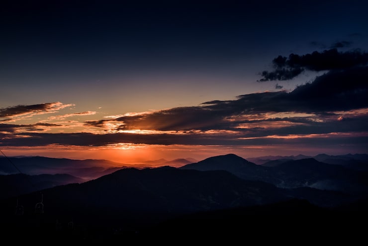 Foto grátis o céu violeta da noite sobre as montanhas
