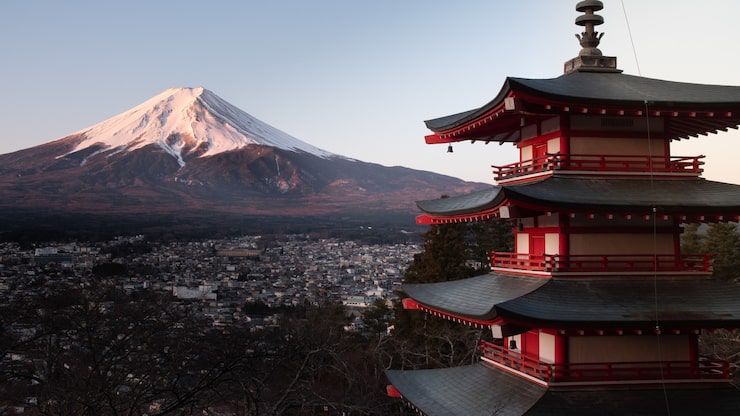Foto grátis pagode vermelho de chureito no japão, com o monte fuji atrás