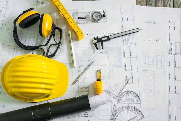 Foto grátis planos de construção com capacete e ferramentas de desenho em plantas.