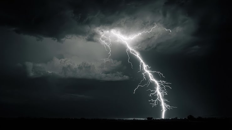 Foto grátis poderoso raio durante uma tempestade escura.