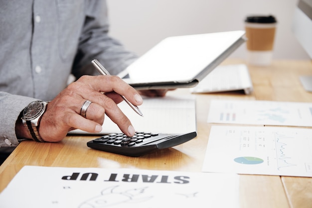 Foto grátis trabalho de contabilidade no escritório