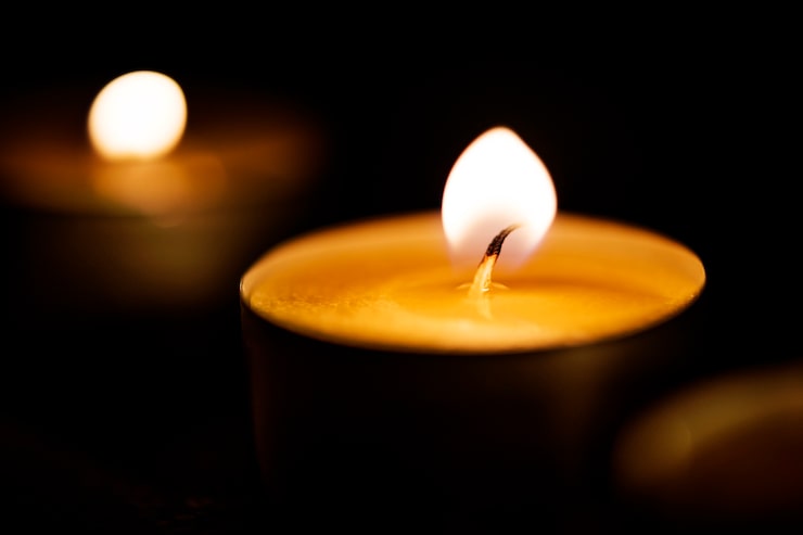 Foto grátis velas brilhando no escuro