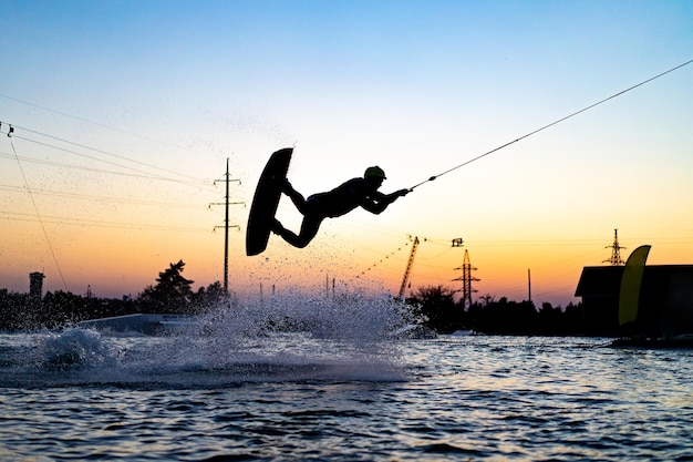 Foto grátis wakeboard. wakeboard saltando ao pôr do sol