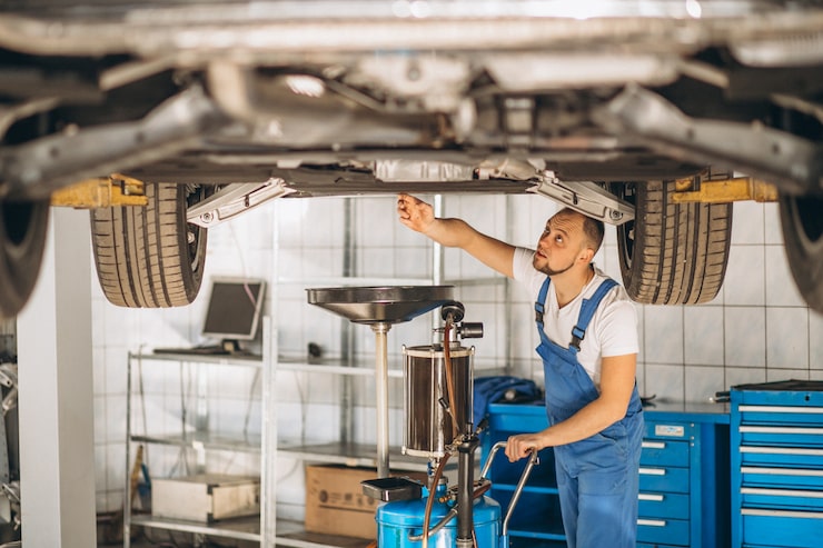 Kostenlose Foto automechaniker überprüft das auto