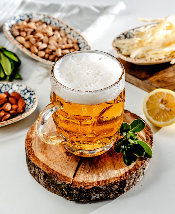 Kostenlose Foto bierbecher auf dem tisch