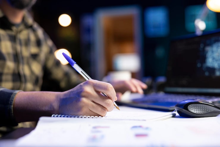 Kostenlose Foto ein mann schreibt maschinencode auf ein notebook