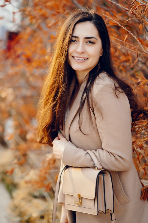 Kostenlose Foto ein modisches mädchen geht in einem springpark spazieren
