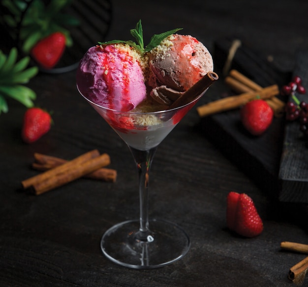 Kostenlose Foto erdbeeren- und kakao-eiskremkugeln