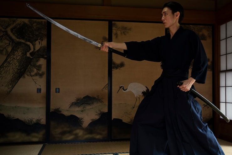 Kostenlose Foto full-shot-samurai, der mit schwert übt