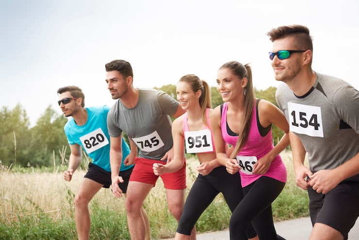 Kostenlose Foto junge freunde laufen während eines marathons