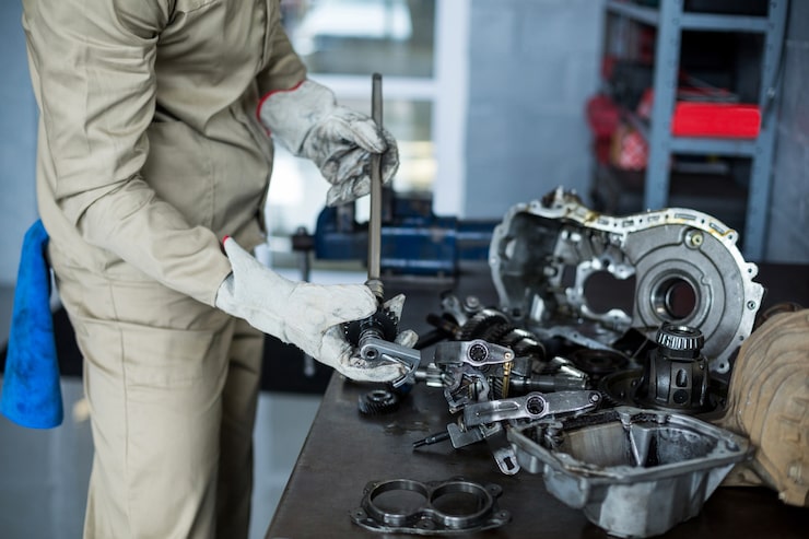 Kostenlose Foto mechaniker überprüfung ein auto teile