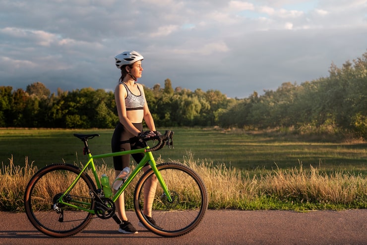 Kostenlose Foto nahaufnahme einer radfahrerin im freien