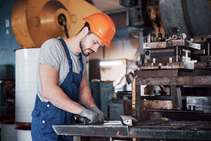 Kostenlose Foto porträt eines jungen arbeiters in einem schutzhelm in einer großen abfallrecyclingfabrik.