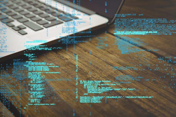 Kostenlose Foto programmiercode mit laptop hintergrund