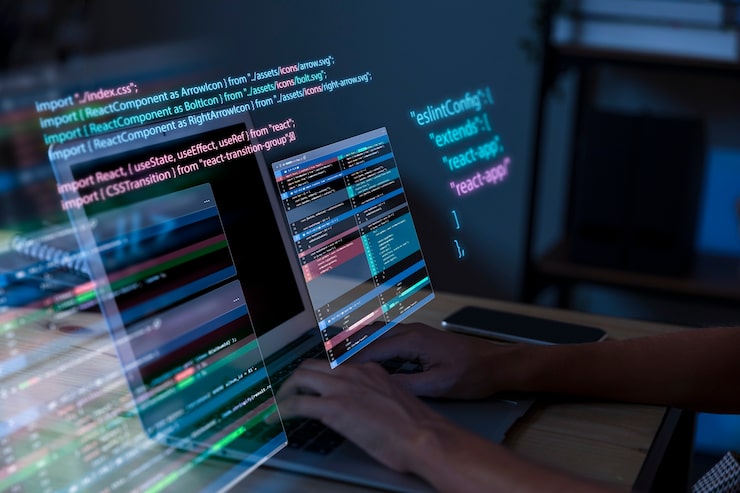 Kostenlose Foto programming-hintergrund mit person, die mit codes am computer arbeitet
