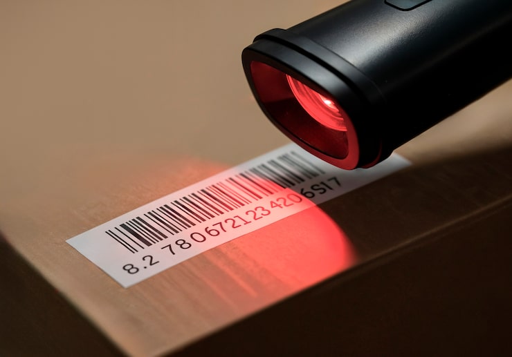Kostenlose Foto scannen eines barcode-etiketts mit einem laser-scanner