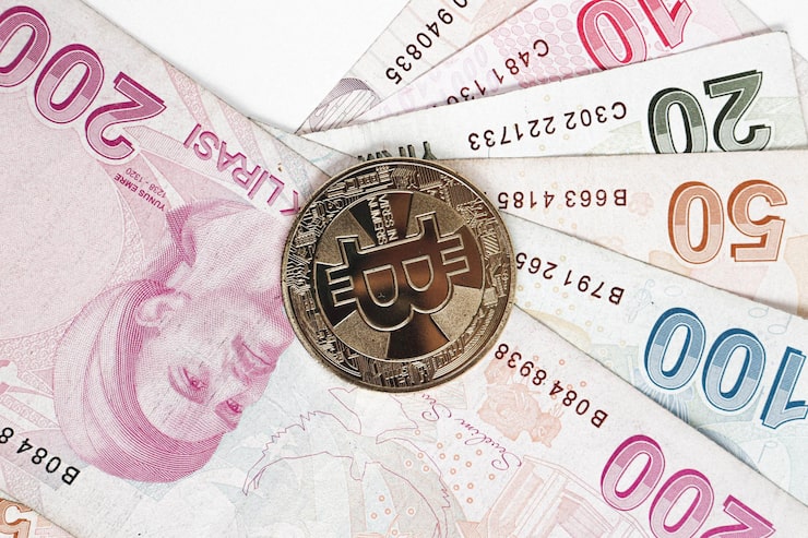 Foto billetes de lira turca y moneda bitcoin