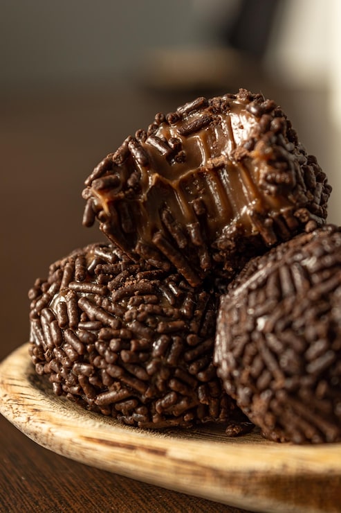 Foto brigadeiro brigadeiro brasileiro doces tradicionais para festa com salpicaduras de chocolate
