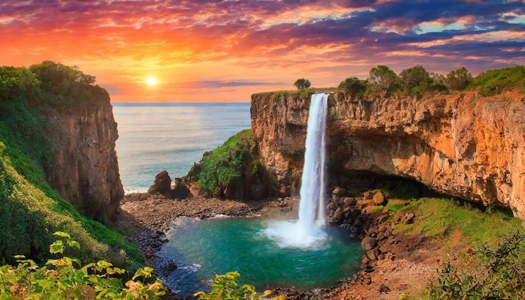 Foto cachoeira devils punchbowl ao nascer do sol, com belos oceanos e natureza como pano de fundo.