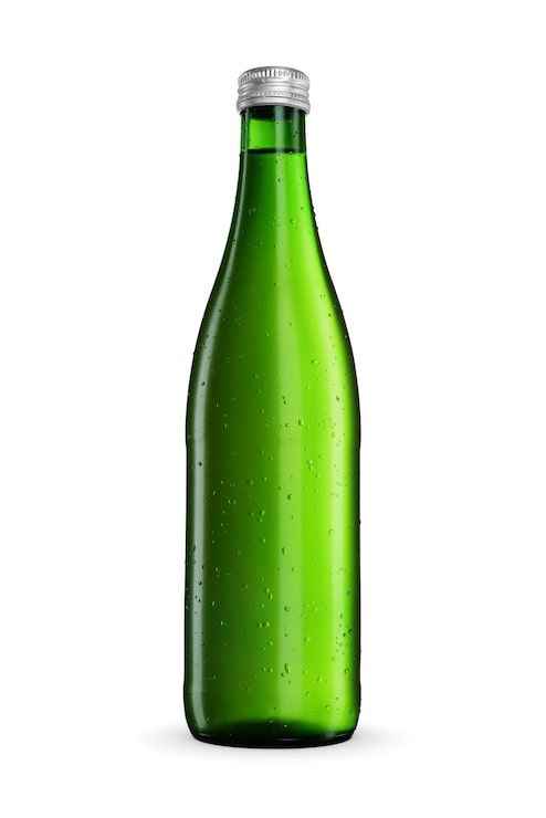 Foto cerveza en una botella verde aislada sobre un fondo blanco