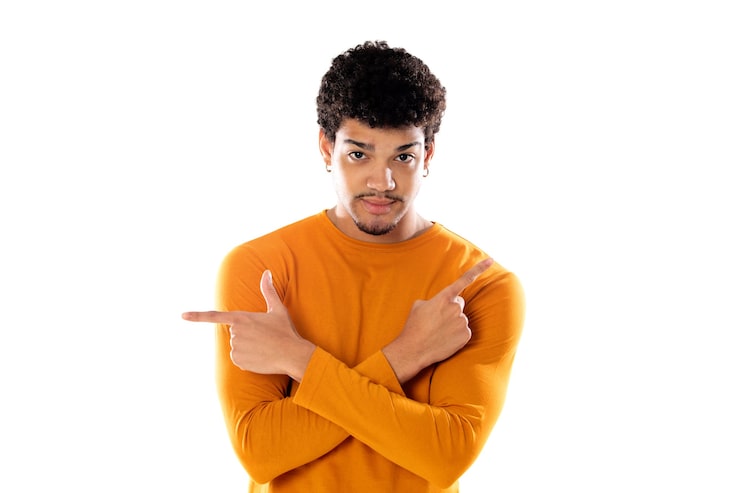 Foto chico afro guapo apuntando a diferentes direcciones aisladas