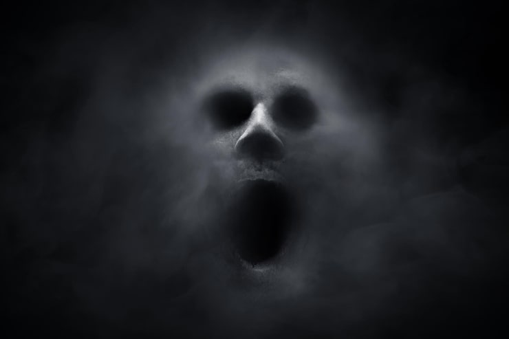 Foto fantasma aterrador en el fondo oscuro