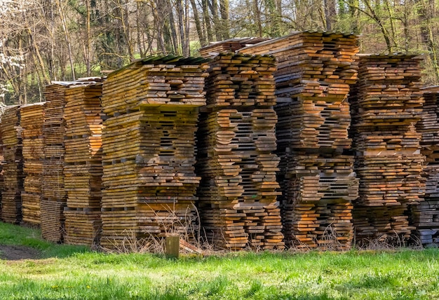 Foto gestapelte holzplatten