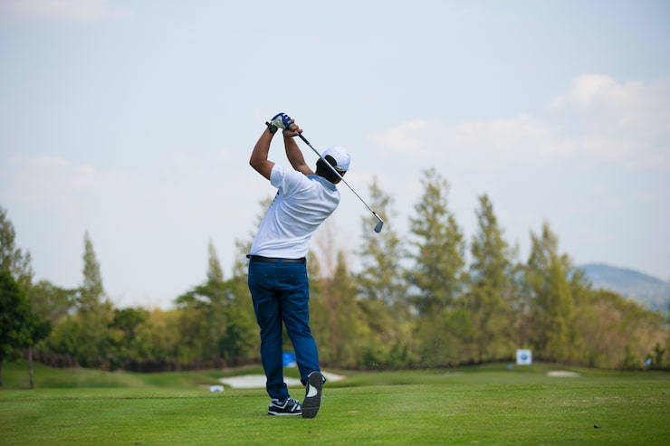Foto golfspieler treffen im sommer auf einen weitläufigen golfplatz