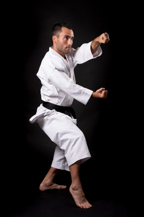 Foto karateka übt kata