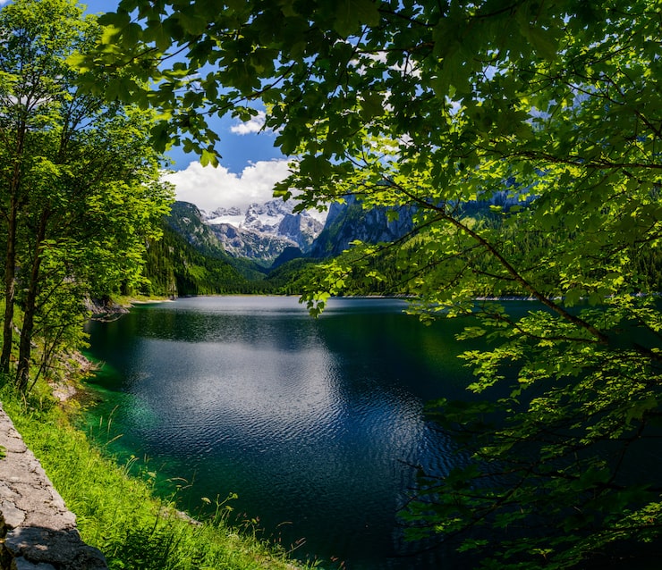 Foto lago entre las montañas
