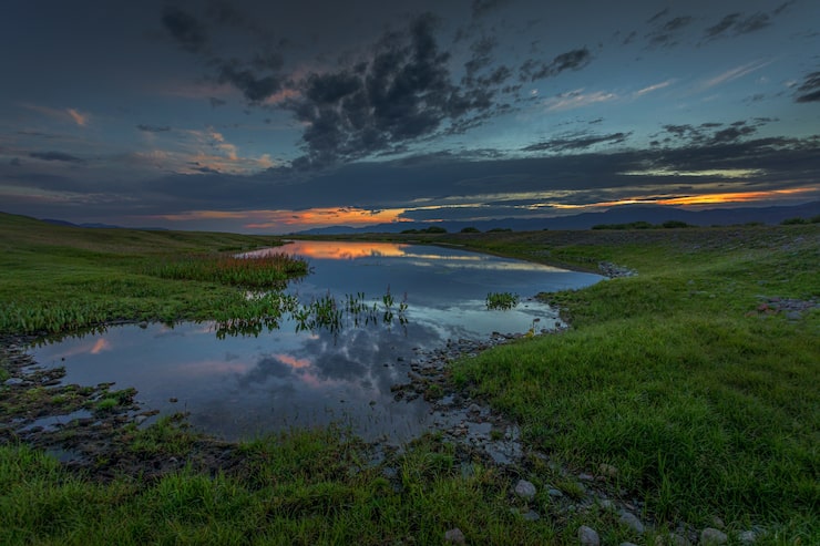 Foto landschaft mit einem see bei sonnenuntergang