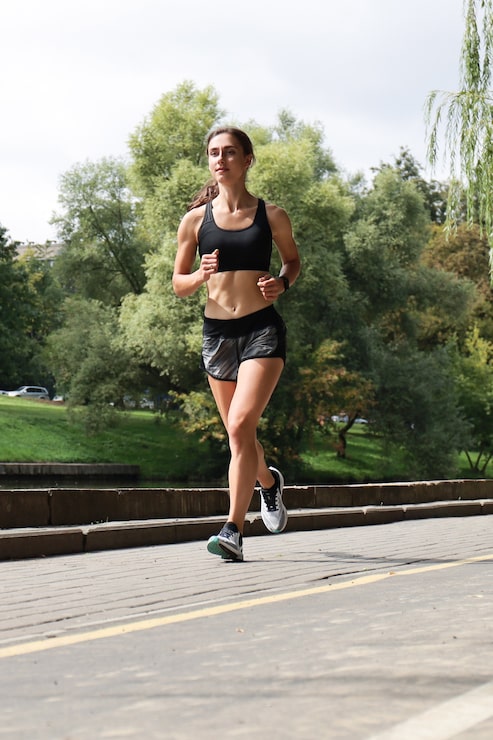 Foto mujer joven deporte para correr en el parque.