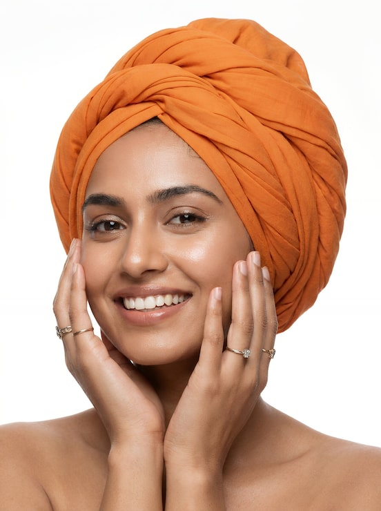 Foto mulher sorridente com turbante laranja