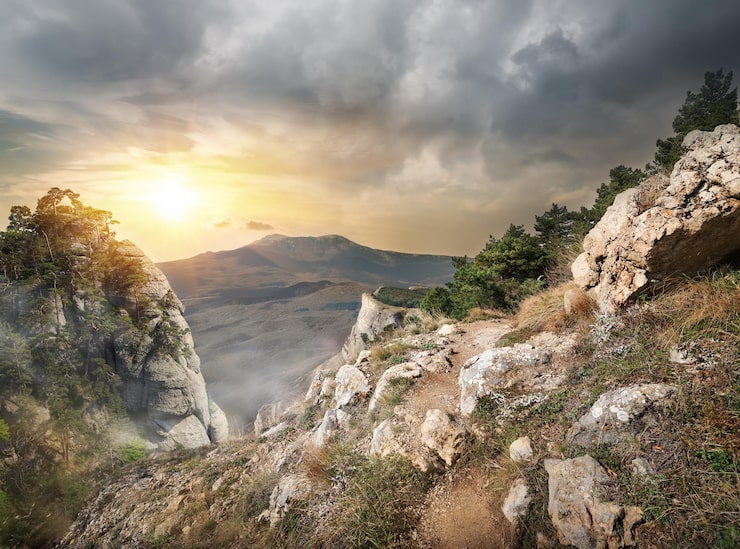 Foto rocas altas y nubes grises al atardecer